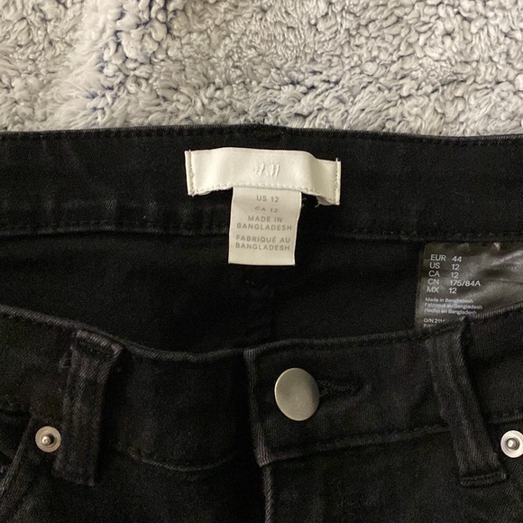 H & M Black Skinny Leg Jeans - Picture 2 of 2